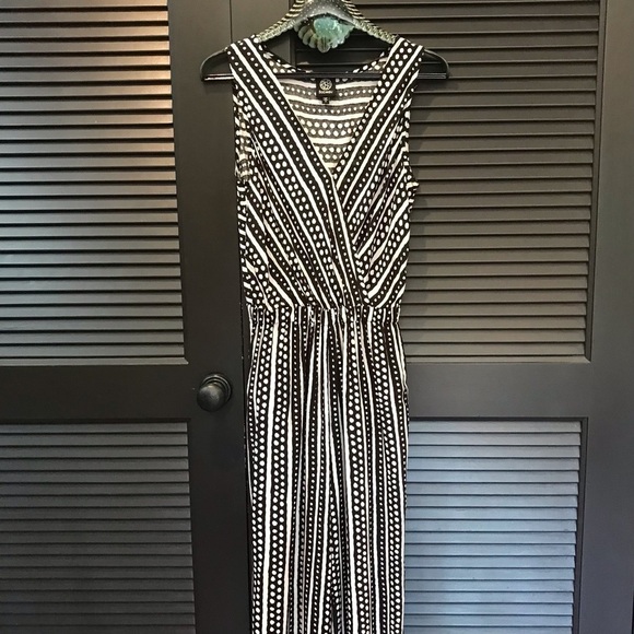 Bobeau Jumpsuit, Black and White Batik Type Pattern, Sleeveless V Neck, Size S - Picture 5 of 16